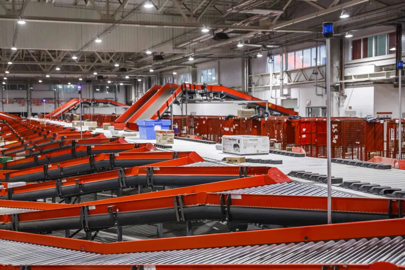 Sorteercentrum met geautomatiseerde pakketverwerking
